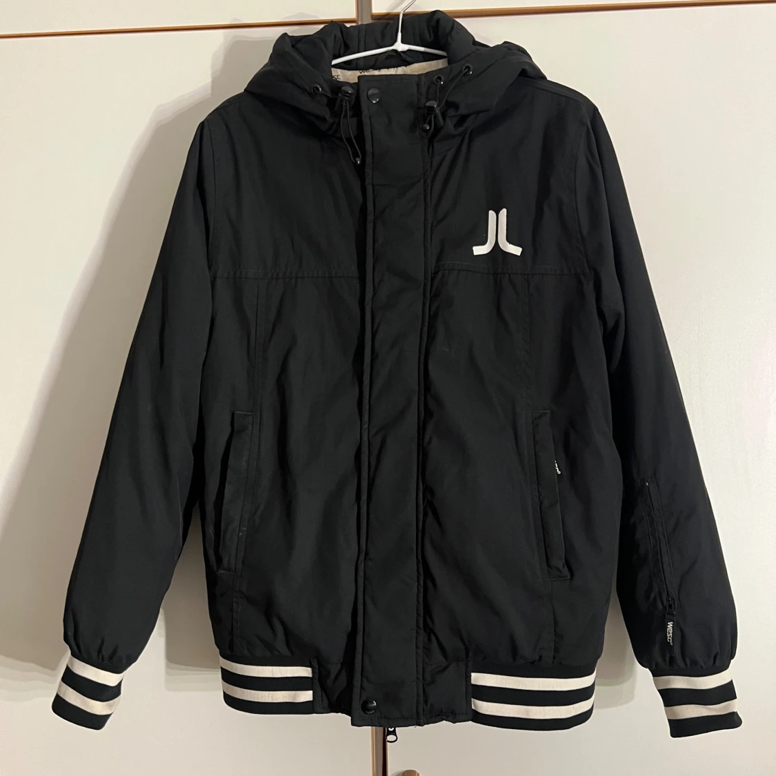 Svart vindjacka från WESC med huva