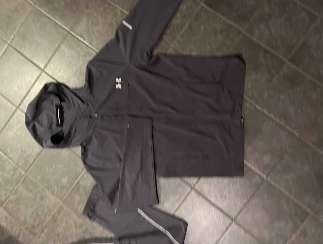 Grå vindjacka från Under Armour