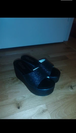 Svarta sandel  - Svarta sandaler är enkla, stilrena och sköna att gå i. De passar både till vardag och sommaroutfits och är lätta att kombinera med allt.