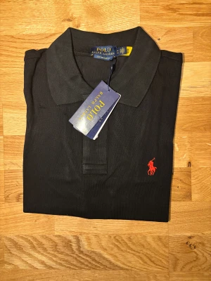 Polo Ralph Lauren Slim Fit T-shirt Svart - Snygg och klassisk svart Polo Ralph Lauren T-shirt i slim fit. Storlek M. Äkta modell med broderad logga på bröstet. Inga fläckar eller skador. pris kan diskuteras så klart