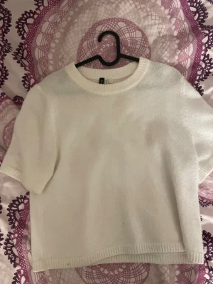 Vit kortärmad stickad - Från H&M, säljer då den inte kommer till användning💞 använd gärna KÖP NU