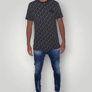 D.i.o.r tshirt strl M - Helt ny. Fin replika med grym kvalitet. Modellen är 175cm lång och bär storlek M. Normal i passformen. Pris: 899kr. Först till kvarn som gäller.