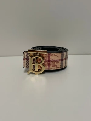 Burberry Bälte - Säljer ett helt nytt bälte oanvänd, storlek 110. Fraktar snabbt inom 24h efter köp. Kan även hämtas i Haninge. Skirv gärna vid fler frågor.