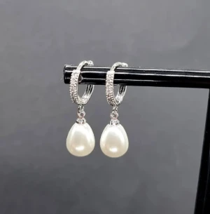 Handgjorda örhängen  - Handgjorda örhängen med pärldroppar.  Material-rostfritt stål 