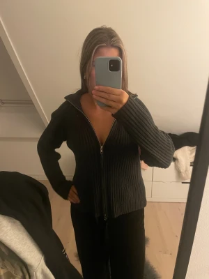 tröja - jättefin, bra skick. Skriv vid frågor osv!