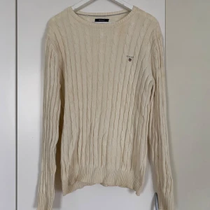 Gant tröja - Beige/cremefärgad tröja från Gant, herr. Har använts flitigt men inga större anmärkningar.