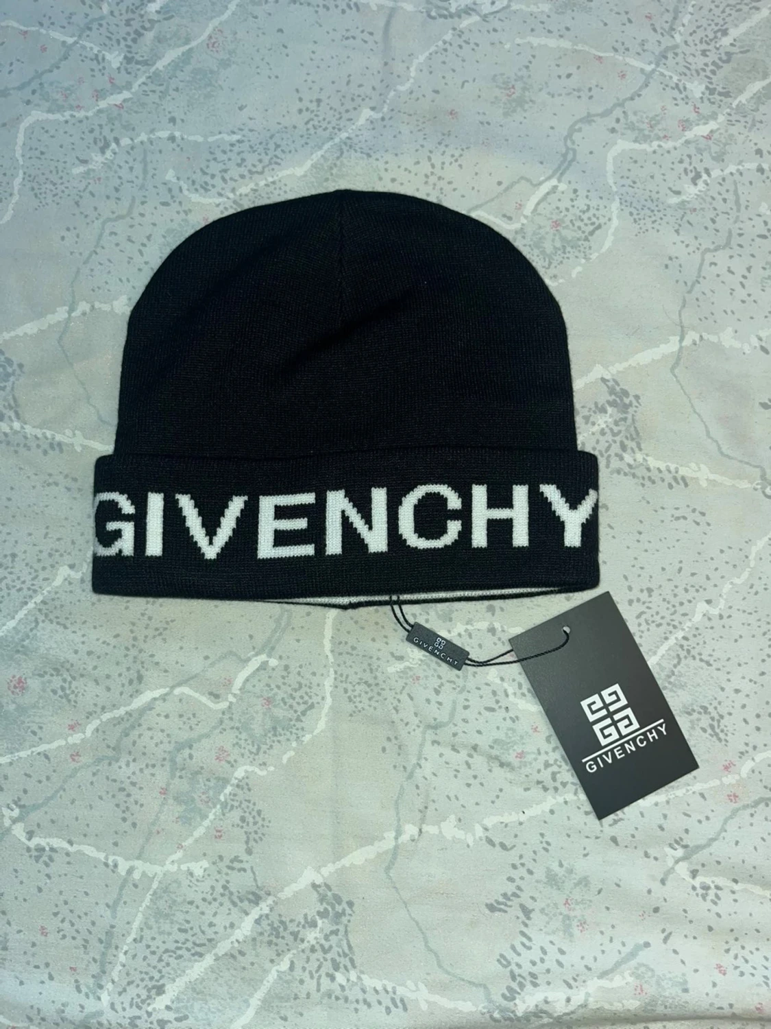 Svart och vit Givenchy mössa