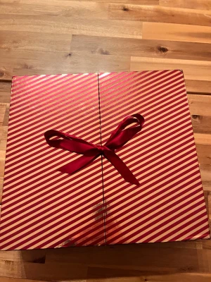 Julkalender från skyice, silver!! - Säljer denna snygga smyckes julkalendern eftersom jag inte bliv nöjd med innehållet (De passade inte min stil!) Julkalendern har 24 luckor och på bild 3 ser man typen av smyckena. Passar dig som gillar att ha strits örhängen b.l.a🎅🏻