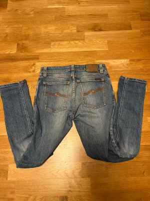 Blå nudie jeans  - Säljer dessa extremt feta nudie jeans. Dessa jeans är väldigt eftertraktade på marknaden just nu. W29 L30. Modell skinny Lin.  Om du är intresserad av fler bilder så tveka inte att fråga!🤩