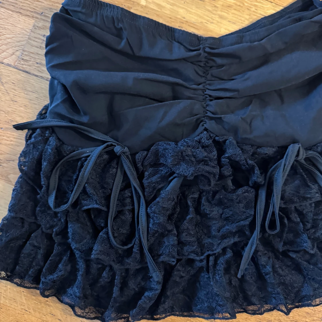 Svart volangkjol med spets och snörning S - 2