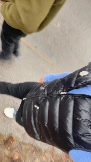 Svart dunväst från Moncler - Svart dunväst från Moncler med glansig finish och quiltad design. Västen har dragkedja framtill, två sidofickor med dragkedja och Moncler-logga på bröstet. Perfekt att slänga över en hoodie för en clean och chill look.