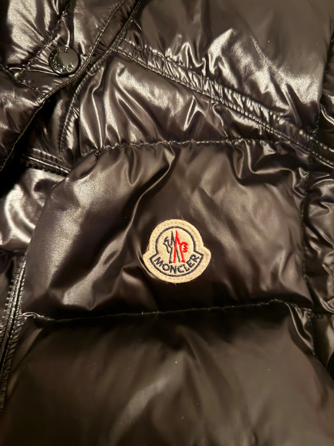 Svart dunväst från Moncler med avtagbar huva - 1