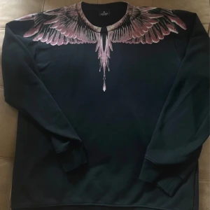 Marcelo burlon - Marcelo burlon tröja. Sällsynt färg i fint skick. Passar M bra. Såklart äkta, gammla modelen med gammla lapp och tagsen 