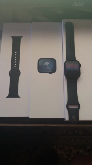 Apple Watch Series 9 – 41mm Midnight – Inprincip ny! - Säljer min Apple Watch Series 9 (41mm, Midnight) som är inprincip ny. Klockan är i toppskick och har knappt använts. Det svarta bandet är endast använt 4 gånger.  📦 Ingår: 	•	Apple Watch Series 9 – 41mm Midnight 	•	Svart band (i nyskick, använt 4 gånger) 	•	Laddkabel 	•	Originalförpackning