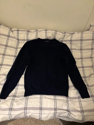 Marinblå kashmir tröja från Lawrence Grey S - Riktigt fet marinblå kashmir tröja som är i riktigt bra skick storlek S skriv vid intresse eller funderingar tröjan är från Lawrence Grey har en ljusblå och grå uppe på sidan också