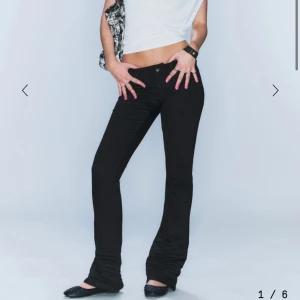 Svarta bootcut jeans från cheap Monday  - Snygga svarta jeans från weekday, strl 27/30, passar om man är 160-164 cm lång, slut sålda på deras hemsida 