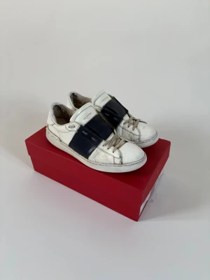 Svarta/vita sneakers Valentinio garvani open  - Skorna är äkta men använda en bra del, de är i ok skick box och dustbag följer med, kom gärna med prisförslag. Hör av dig vid funderingar, kan även passa 44