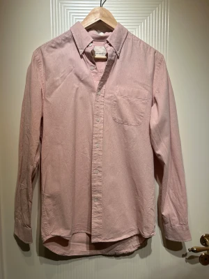 👔A Day’s March - M, Ljusrosa, Fint skick! - 🧚Grymt snygg skjorta från A Day’s March med fantastiskt snygg färg!💫 📏 Storlek: M 🎨 Färg: Ljusrosa 🔍 Skick: Fint skick! Pris: 250kr 💫