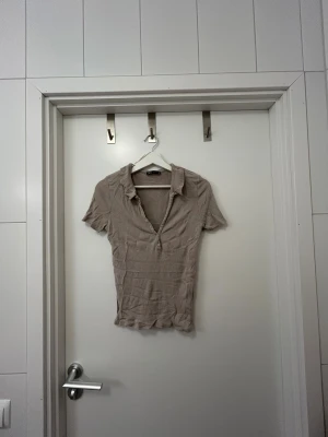 T-shirt men polokrage från Zara - Beige T-shirt med polokrage från Zara i storlek Medium🙌🏼