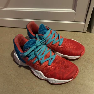 Basketskor Adidas Harden  - Jag säljer ett par James Harden Adidas Harden Vol. 4 basketskor i storlek 40. Färgen är blå och rosa. Skorna är endast använda EN gång och är som nya, utan några som helst skador. De är väldigt bekväma, men säljs eftersom de inte kommer till användning.🩷