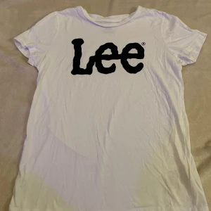 T-Shirt - Lee - Säljer en vit T-shirt från Lee i storlek XS. Mycket fint skick.🩷