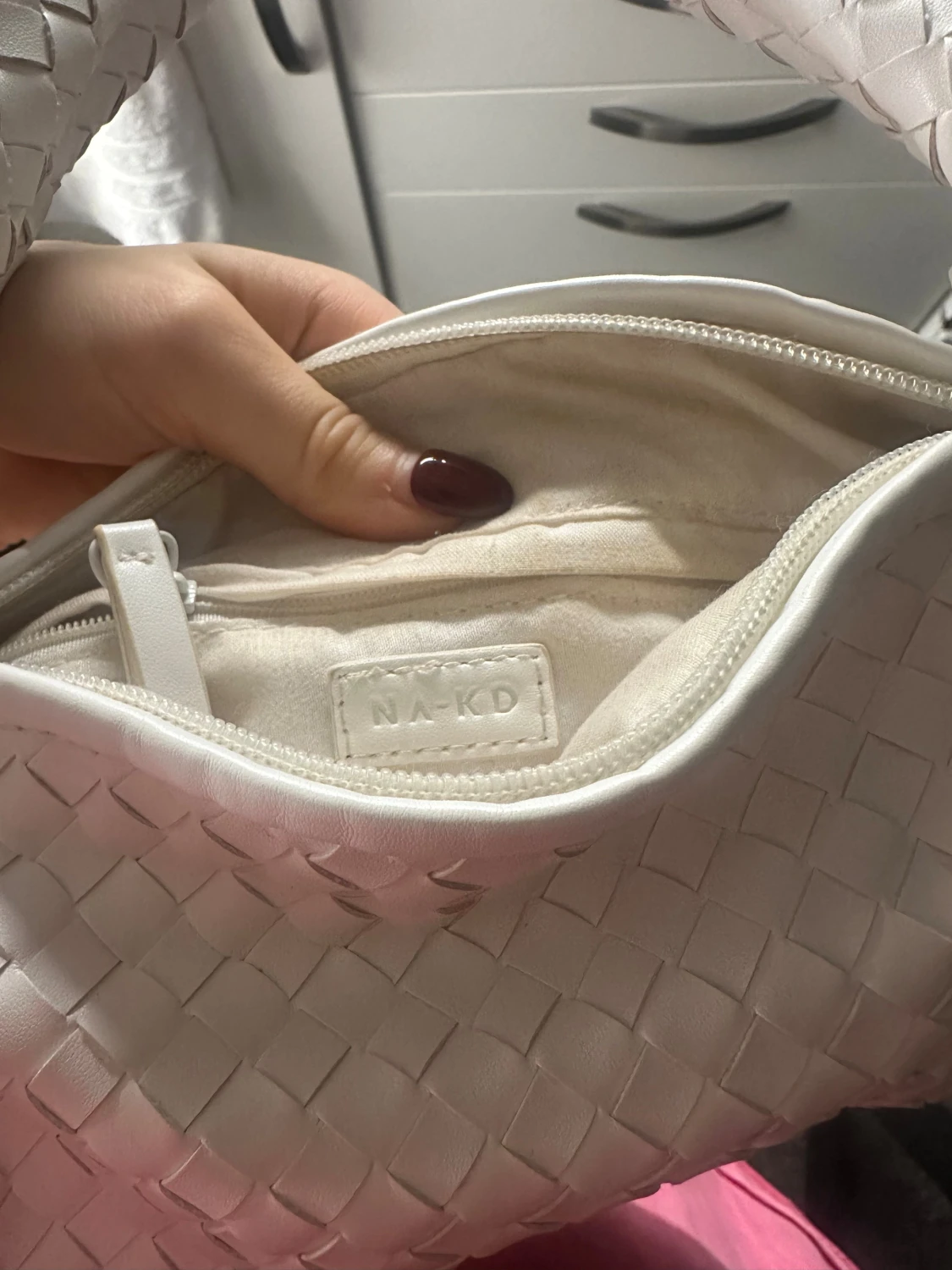 Vit axelväska i flätad skinn från NA-KD - 1