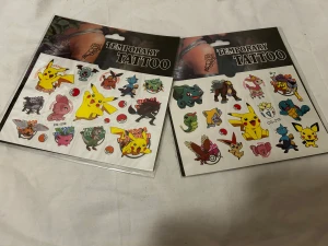 Temporary Tattoo - Pokémon Edition - Fyra ark med coola temporära tatueringar med populära Pokémon-karaktärer som Pikachu, Squirtle och Bulbasaur. Perfekt för dig som vill visa din kärlek till Pokémon på festivaler, fester eller bara till vardags. Lätt att applicera och ta bort – ett roligt sätt att sticka ut! 50kr/2st/bild , samma frakt 