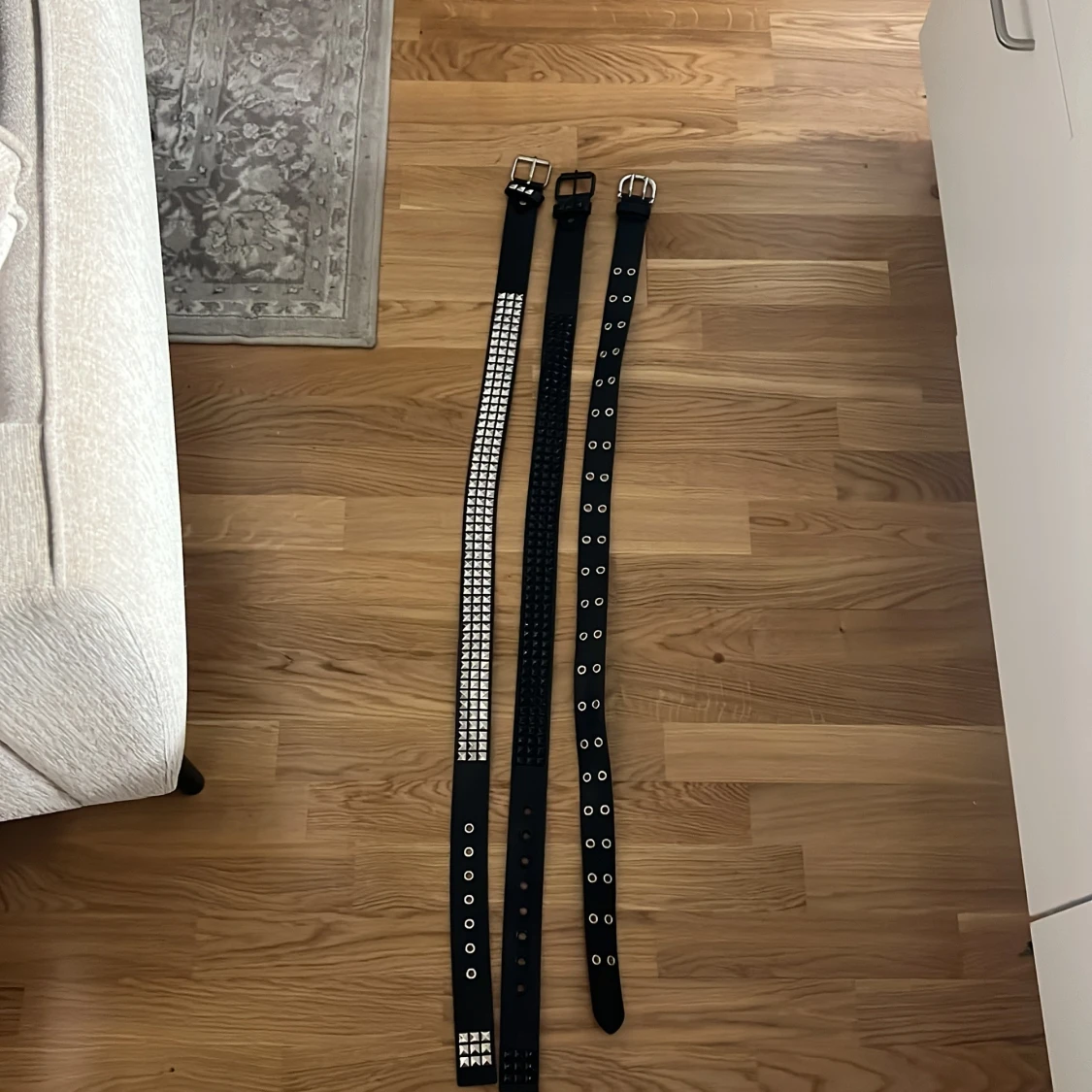 Svarta nitarbälten med metall-detaljer