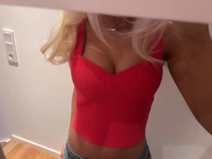 Röd ribbad croppad linnetopp - Säljer en snygg röd croppad linnetopp med breda axelband och v-ringad hals. Toppen är ribbad och sitter tight, perfekt att styla med jeans eller kjol. Materialet är mjukt och stretchigt, vilket gör den superbekväm och enkel att bära.