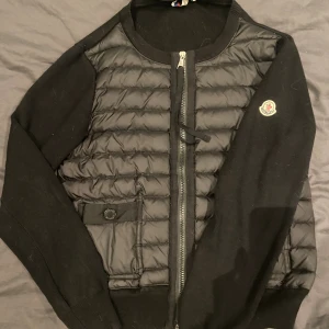 Svart moncler cardigan  - Svart cardigan jacka från Moncler med fickor fram osv ägt i ett år ugefär men tyvärr inte kommit till så mycket användning därför jag säljer💘 hör av er för frågor eller liknande🤗