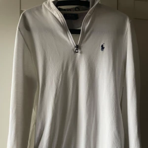 Vit ziptröja från Polo Raulph Lauren.  - Hej, jag säljer en snygg vit långärmad zip tröja från Ralph Lauren. Jag har använt den 2-3 gånger. Anledningen varför jag säljer den är för att den är för liten för mig nu. Nypris: 1200kr, pris:299kr. DM ifall om du har några funderingar!☺️Diskuterar gärna en trevlig och bra affär så, hör gärna av er! Priset går att ändra såklart.