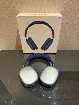 AirPods Max - Säljer nu dessa AirPods Max. Hörlurarna har bra ljud och är sköna att ha på sig, de är iprincip helt nya och solklart fläckfria. Inget äktehetsbevis eller kvitto finns, därav priset! Priset är inte hugget i sten