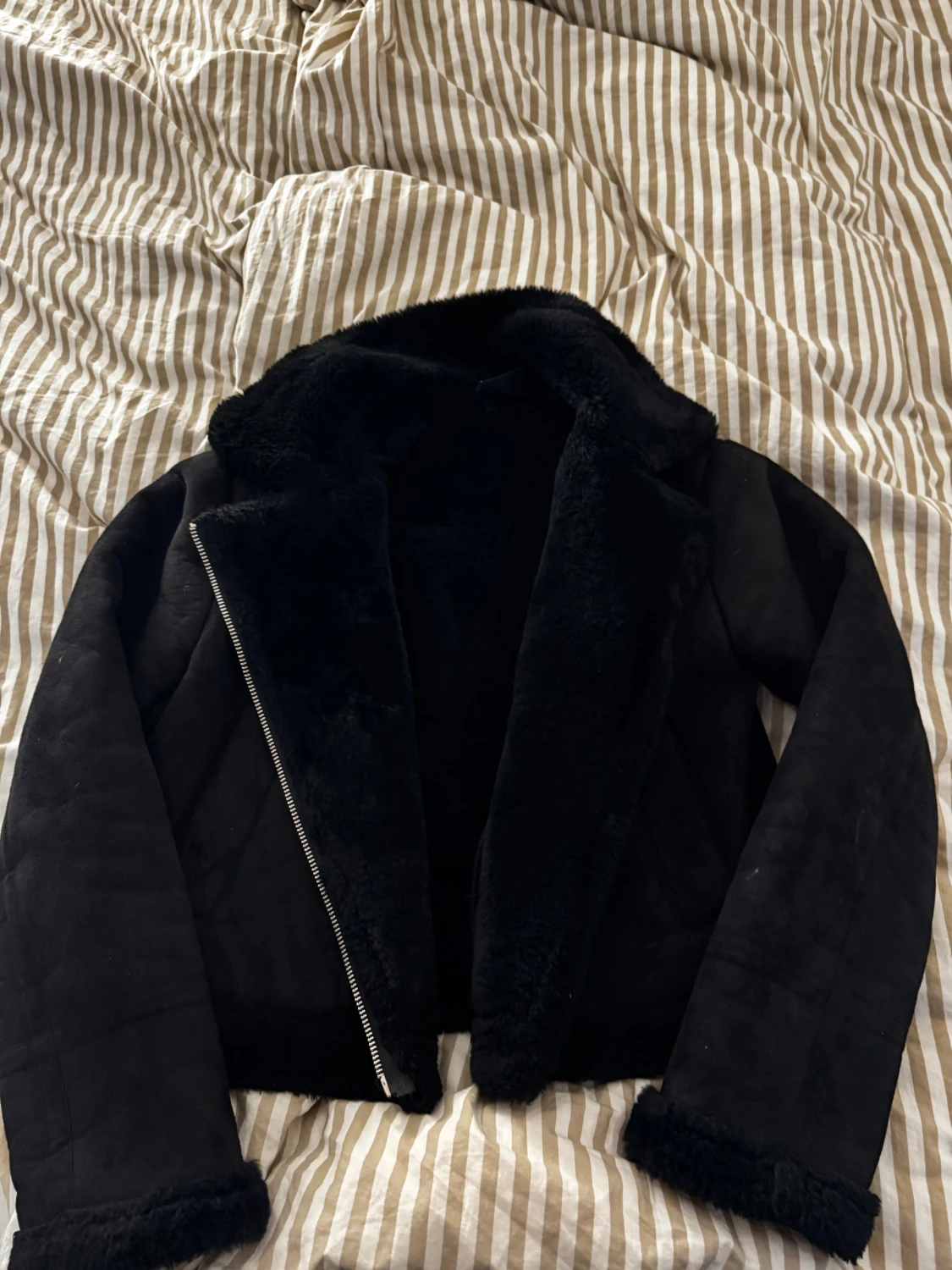 Svart pälsjacka - 1