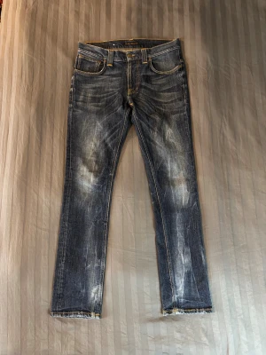 Nudie jeans slim fit - Tjena säljer ett par riktigt snygga nudie jeans men en sjukt vacker wash som kommit från år av användning. Storlek 32x32 och modell tape ted som är slim fit.