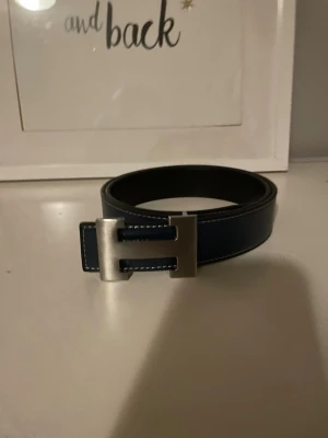 Mörkblått H bälte - Snyggt mörkblått skärp som jag aldrig använt