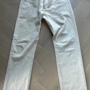 Levis 501 - Levis 501 (551z som är 501 med dragkedja) i storlek W32 L34 som bara är använda en gång. Skriv om ni har några funderingar!