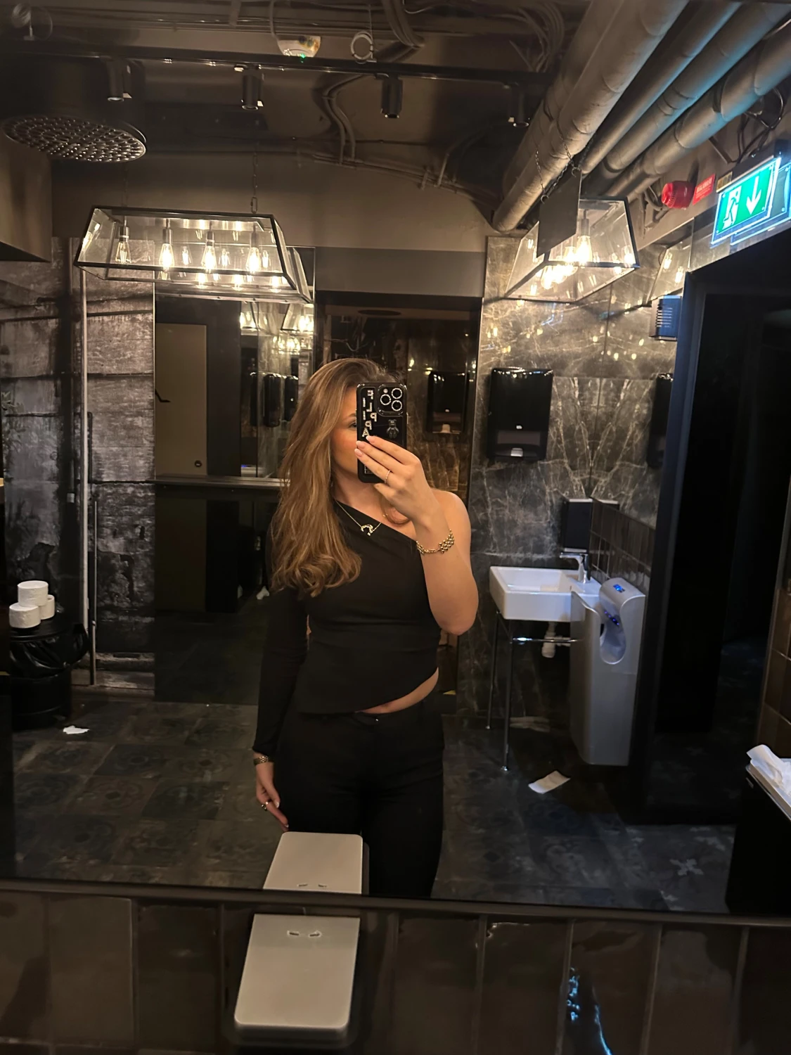 Svart oneshoulder blus med lång ärm - 1