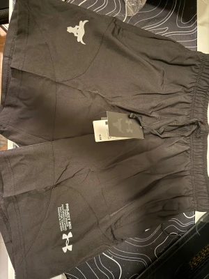 Svarta under armor shorts - Aldrig använda shorts från under armour
