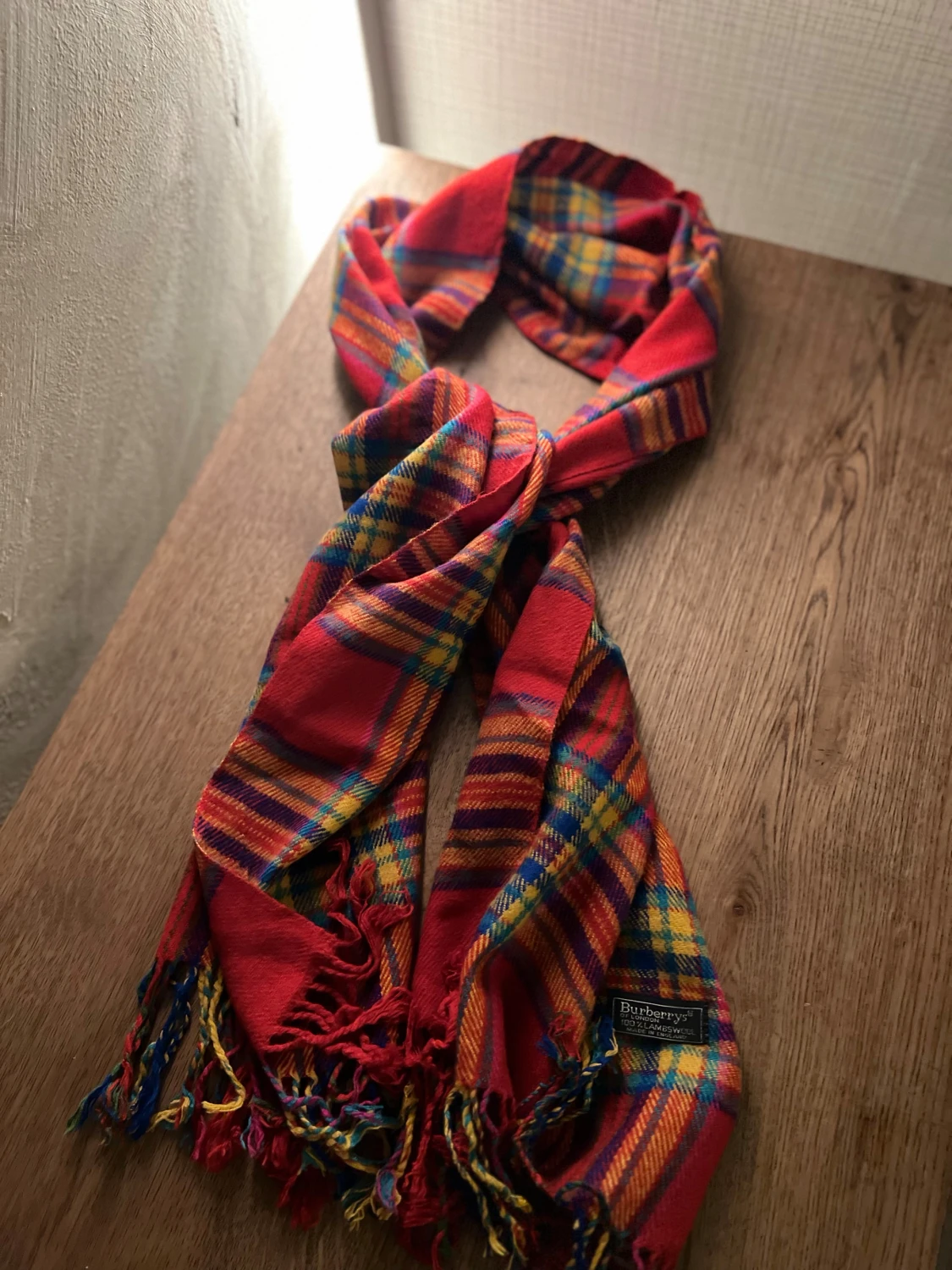 Rutig röd halsduk från Burberrys - 1
