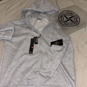 Stone Island zip-up hoodie - Grå zip-up hoodie från Stone Island i storlek L/M. Kommer med tags som på bilderna. Helt ny & oanvänd. ✅ Oanvänd ✅ Fraktas samma dag  Kan alltid diskuteras vid snabb affär 💯 