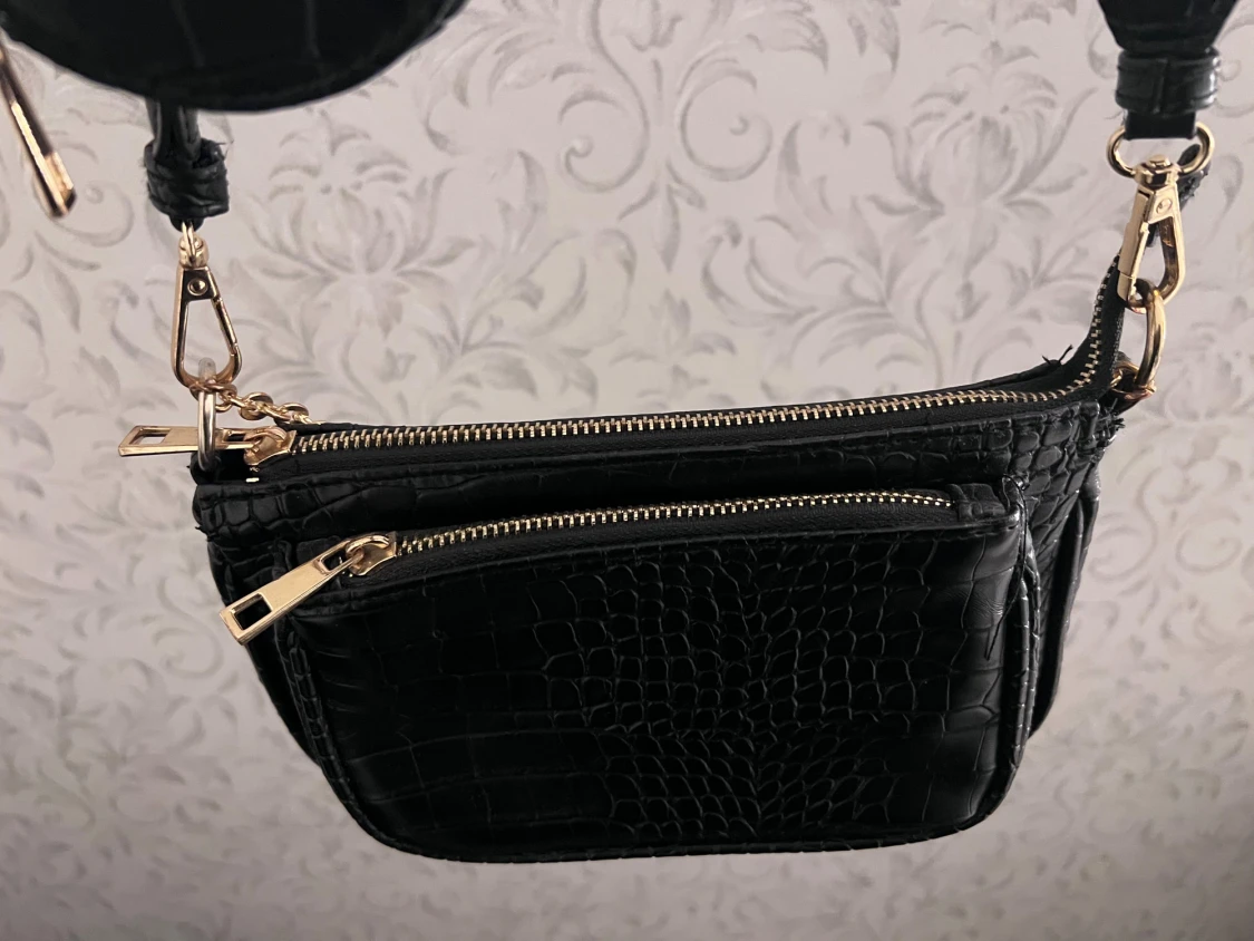 Svart axelväska med croco-mönster - 1