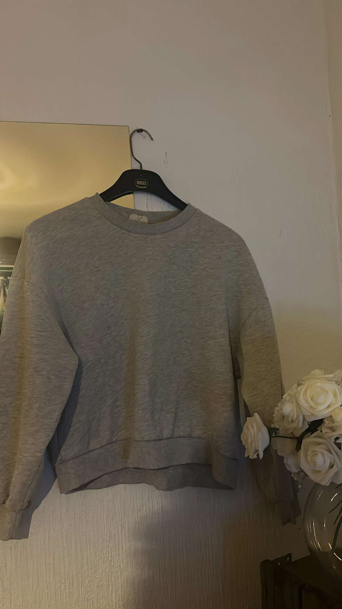 Grå sweatshirt med rund hals - 1