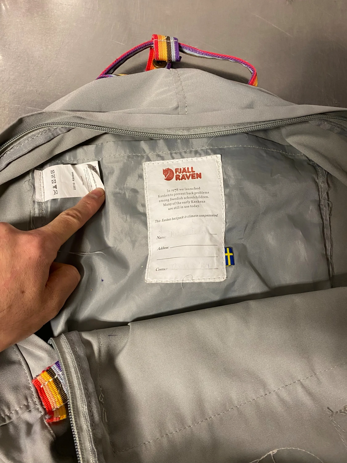 Grå Fjällräven Kånken ryggsäck med regnbågsband - 6