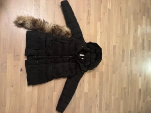 Moncler cluny jacket - Tjena, säljer denna cluny eftersom den bara ligger i garderoben och kommer inte till användning. Helt ny oanvänd storlek 3 som då är M i Moncler storlek. Hör av er vid vilka frågor som helst.
