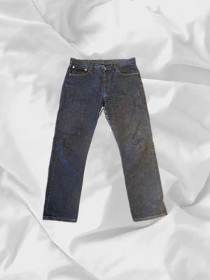 Levi's 501 straight fit - Super fina vintage 501 med sliten touch vid inre lår – enkla att matcha och sköna att bära. Ett stilrent val, noggrant utvalt med omsorg av AM Clothing.  📩 Frågor? Hör gärna av dig! 📲 Följ oss här på Plick för fler uppdateringar. ♻️ Tack för att du handlar mer hållbart med AM Clothing!