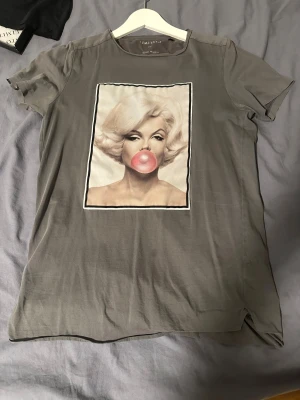 Limitato T-shirt  - Limitato tröja. Grå. Storlek S men passar till m också. 