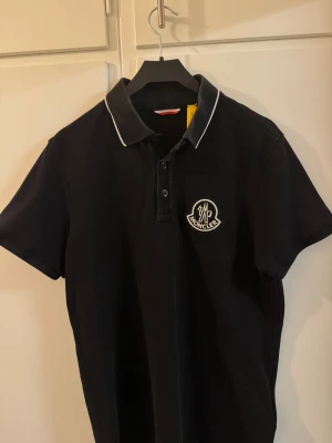 Moncler pike ÄKTA  - Svart Moncler pike.