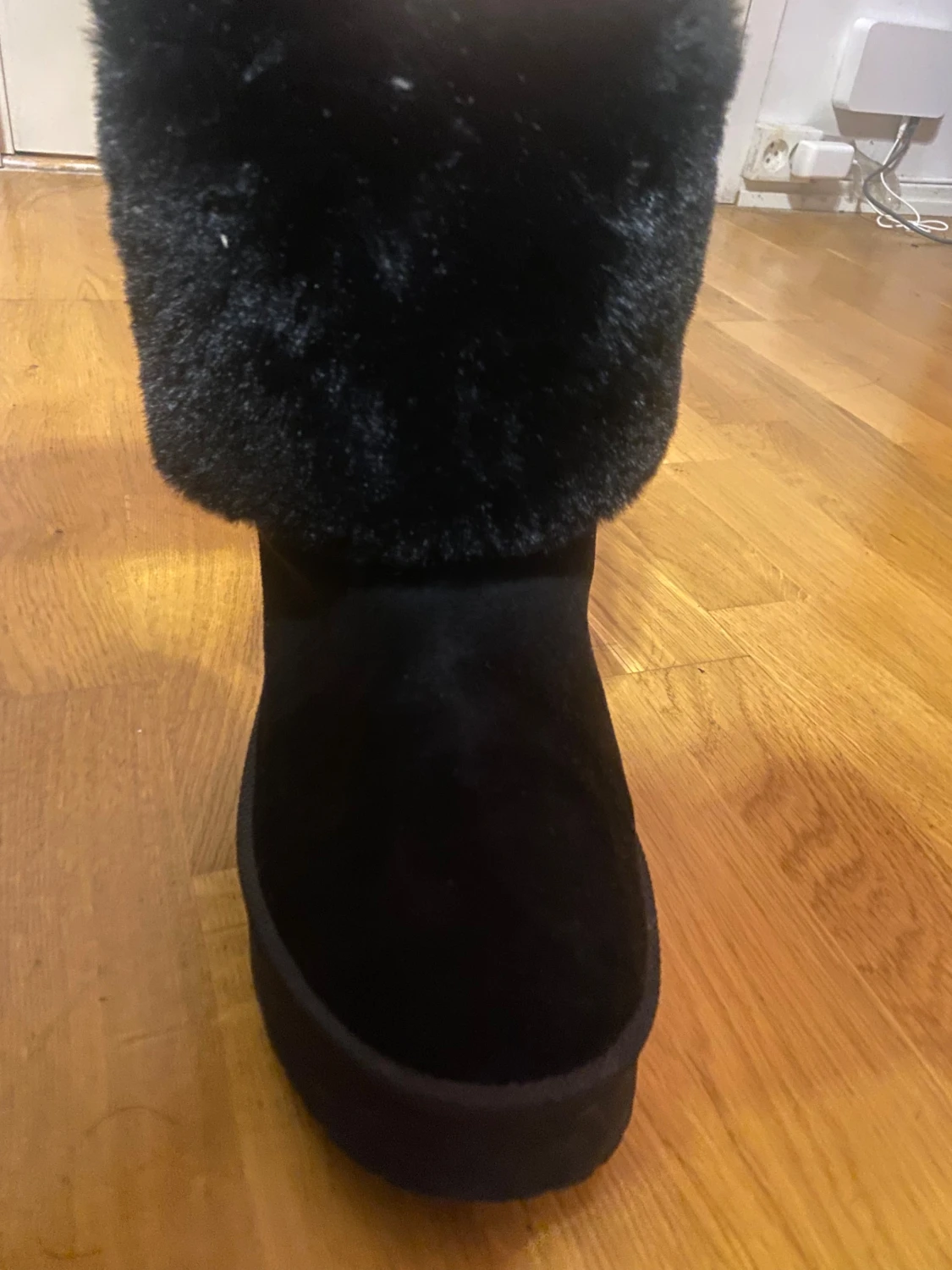 Svarta fluffiga boots med platåsula - 1