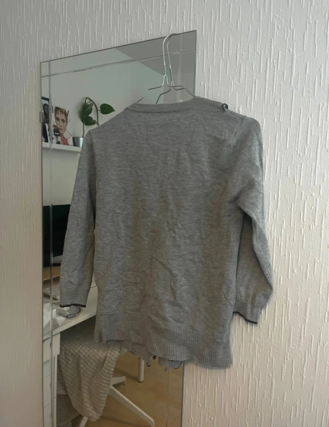 Grå kofta med volangdetaljer - 1