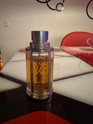 Hugo Boss The Scent herrparfym - Stilren herrparfym från Hugo Boss, The Scent. Perfekt för dig som vill ha en modern och självsäker vibe. Flaskan har en snygg design som passar på hyllan. Volym och ingredienser syns ej på bilden. Passar även hela året runt.